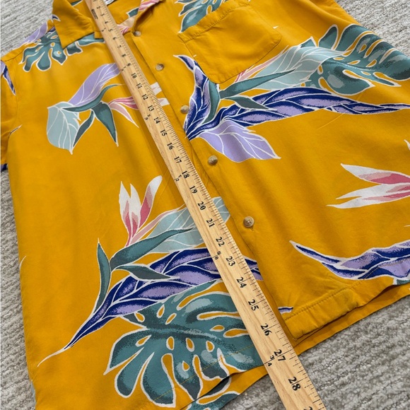 Urban Outfitters Tropical Leaf Print Camp Shirt Mens Size M Short Sleeve Button - Picture 6 of 8